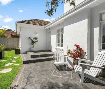 RENOVATED SPACIOUS 2/3 BEDROOM HOME - Photo 5