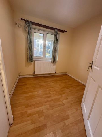 3 Bed Flat, Lonsdale Close, E6 - Photo 2