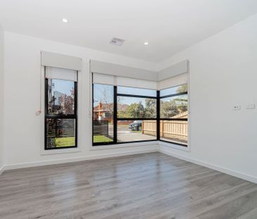 Modern 4 Bedroom Home - Photo 2