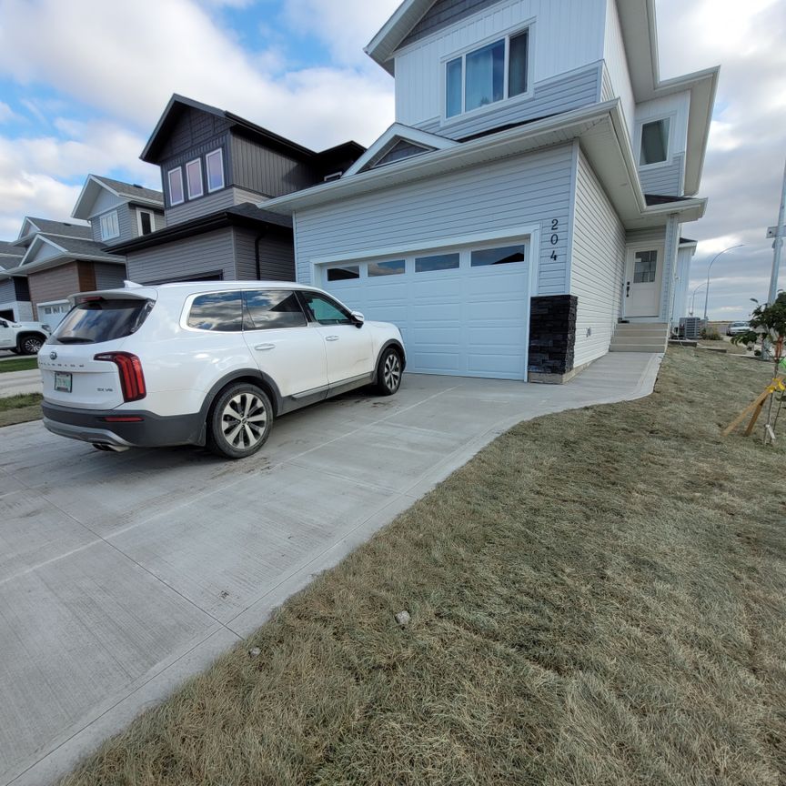 3 Beds & 2.5 Baths Main Floor of House In Aspen Ridge Area - Photo 1