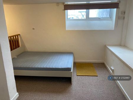 1 bedroom in a house share to rent - Photo 4