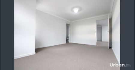 Modern Family Living in a Prime Location - 4 Bedrooms, 2 Bathrooms, Double Garage - Photo 3