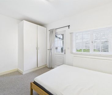 3 bedroom flat to rent - Photo 5