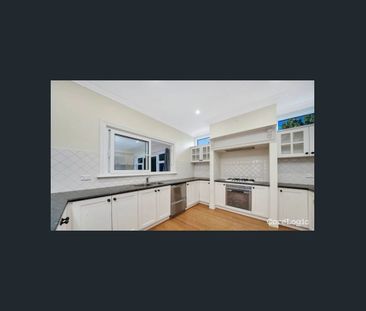 Spacious Family Home in a Prime Craigieburn Location! - Photo 6