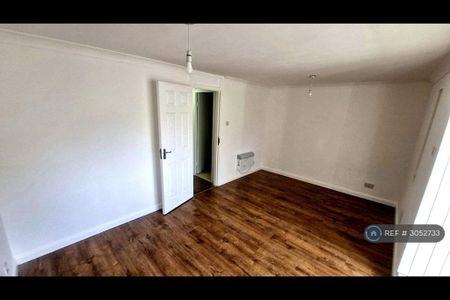 3 bedroom flat to rent - Photo 3
