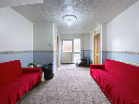 3 bedroom semi-detached house to rent - Photo 2