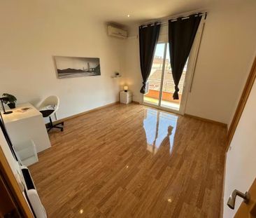 Carrer dOccident, L'Hospitalet de Llobregat, Catalonia - Photo 3