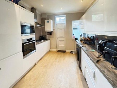 5 bedroom terraced house to rent - Photo 4