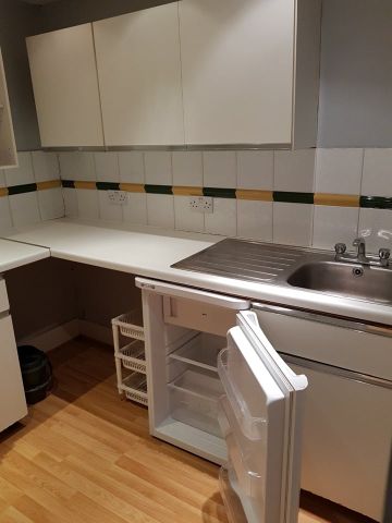 Studio Flat, Bedford Hill, SW12 - Photo 3