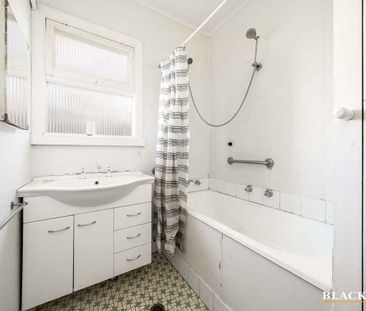 Homely Three-Bedroom Cottage with a Gated & Expansive Garden - Photo 5