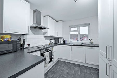 A spacious two-bedroom duplex, conveniently located with a parking space - Photo 4