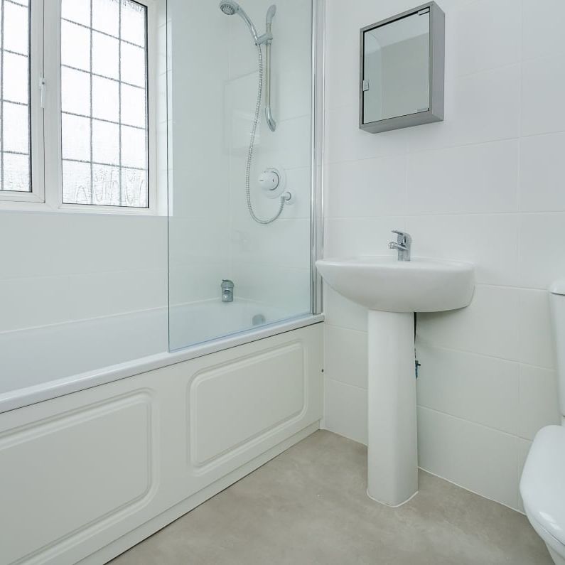 4 bedroom semi-detached house to rent - Photo 1