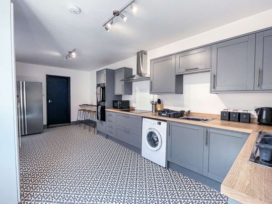 🌟 Ideal Location on Chantry Lane, Grimsby 🌟 Room 5 - Off-suite - Photo 1