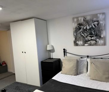 Room 2, 25 Springfield Road, Guildford, Surrey GU1 4DW - Photo 2