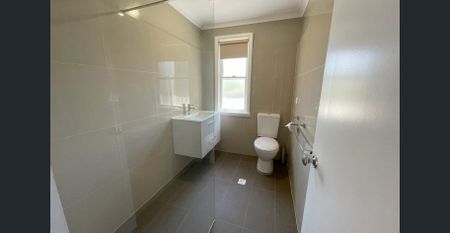 Three bedroom home in Fantastic Location! - Photo 3