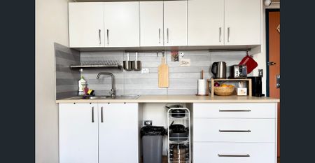 SPACIOUS LARGE TWIN SHARE ONE BEDROOM LOFT STYLE AT BROADWAY - Photo 5