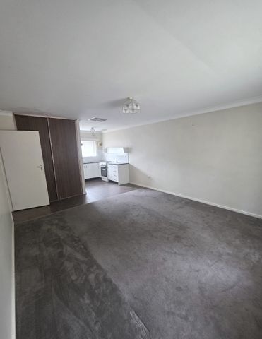 Available Now! Well Maintained 2 Bedroom Unit in a Convenient Location! - Photo 3
