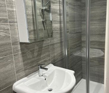 Studio flat close to goodmayes station- ideal for working couples - Photo 4