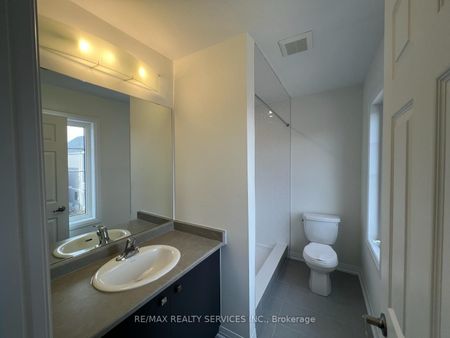 Townhouse For Lease | X8134278 - Photo 5