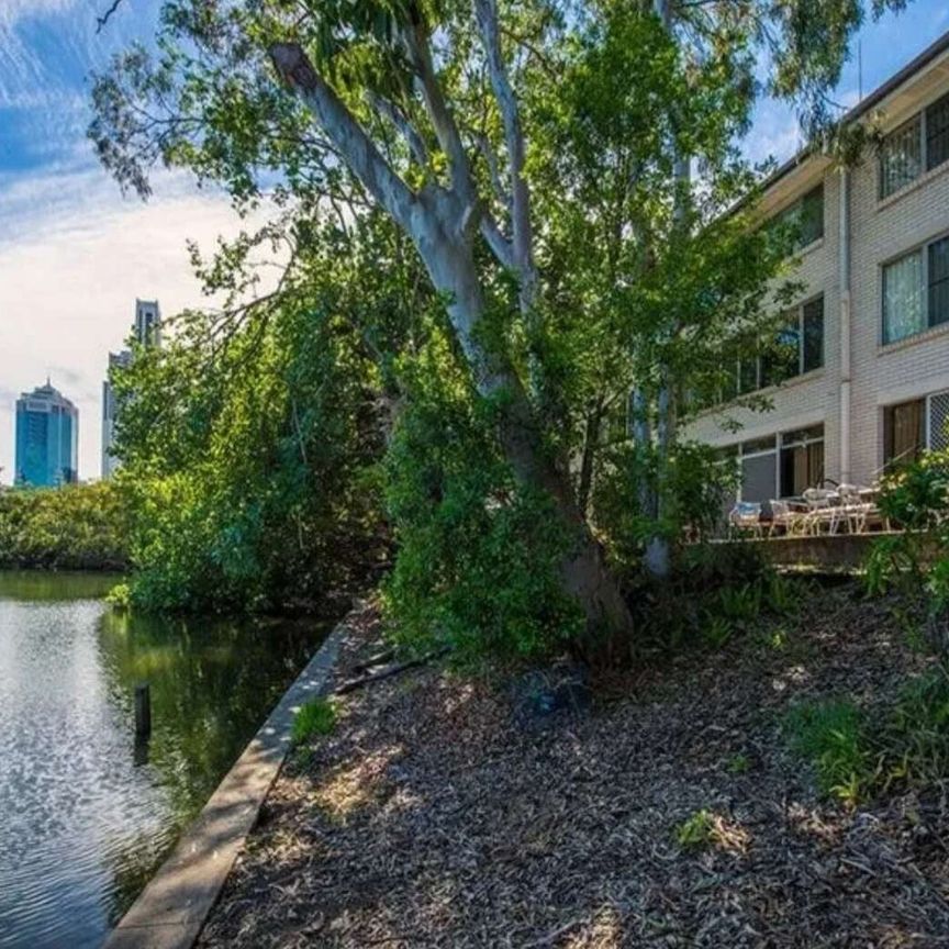 Surfers Paradise - Photo 1