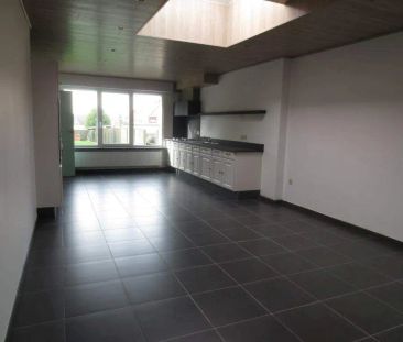 Gerenoveerde rijwoning met tuin gelegen in centrum Wakken. - Photo 2