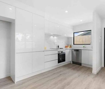 Modern 3-Bedroom Townhouse in West Harbour - Photo 2