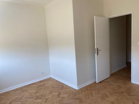 Excellent opportunity to rent a fully renovated 2 bedroom flat, like new, on Estrada de Benfica / next to the side wall of the Lisbon Zoo. - Photo 4