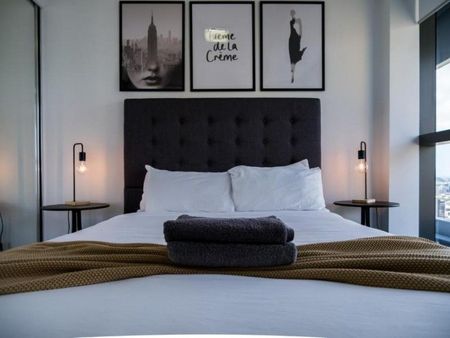 Inner City 2 bedroom 2 bathroom Apartment - Photo 2