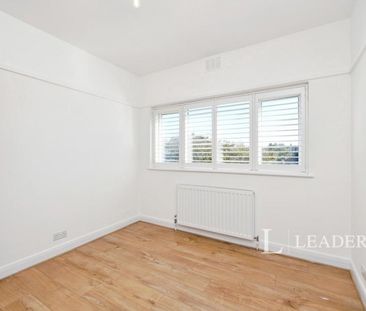 3 bedroom apartment to rent Croydon Road, Beckenham, BR3 - Photo 2