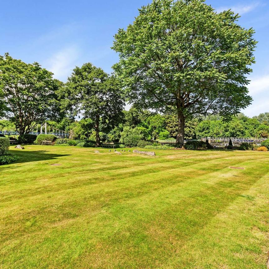 A luxury 2 bed apartment situated beside the River Thames. - Photo 1
