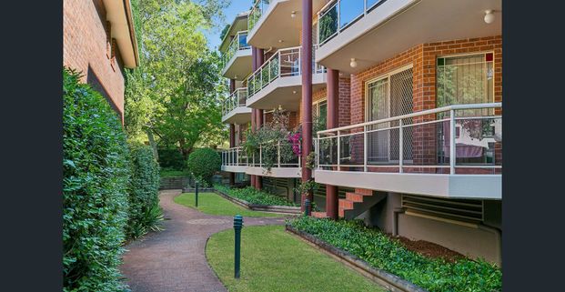 Sophisticated and spacious apartment a walk from ameneties - Photo 1