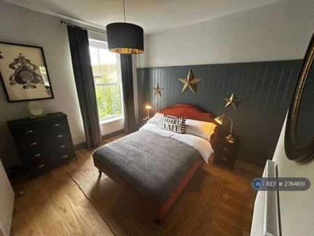 4 bedroom semi-detached house to rent - Photo 5