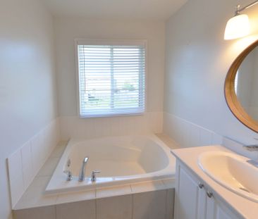 For Lease - 977 Kennedy Circle, Milton, Ontario - Photo 5