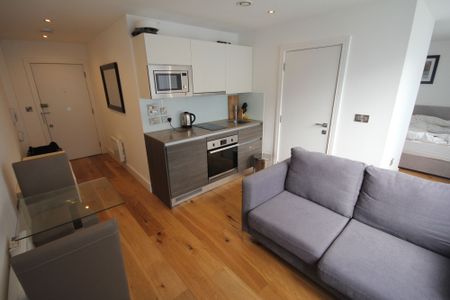 Station Road, Trident House, UB3 - Photo 2