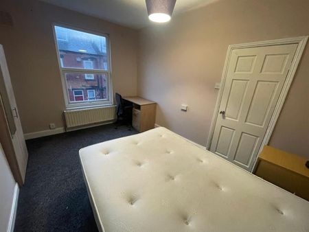 Autumn Grove, Hyde Park, Leeds - Photo 2