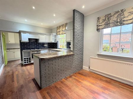 4 bedroom semi-detached house to rent - Photo 4