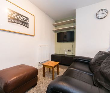 Brudenell View, Hyde Park, Leeds - Photo 1