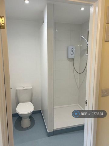1 bedroom in a flat share to rent - Photo 5