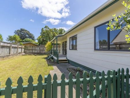3 Bedrooms. Quiet and close to everything. - Photo 4