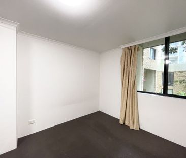SPACIOUS 2 BEDROOM RESIDENCE IN PYRMONT - Photo 4