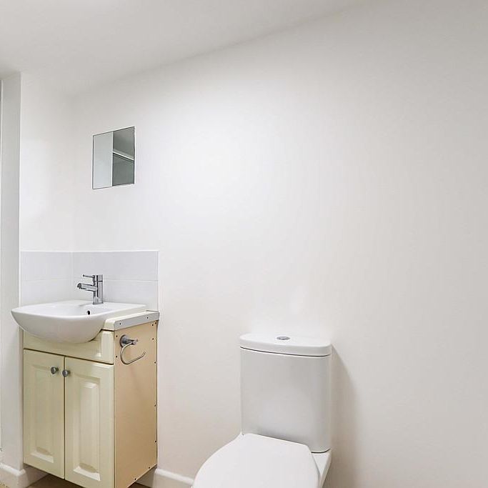1 bedroom in a house share to rent - Photo 2