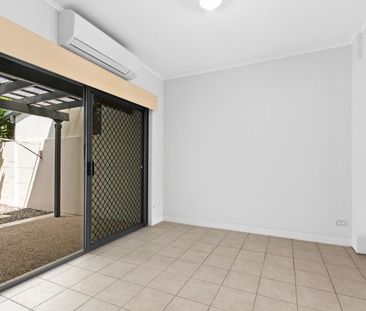 *Water Included* Beautiful 3 Bedroom Townhouse in New Farm - Photo 1