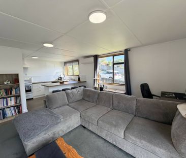 A sunny and spacious townhouse! - Photo 2