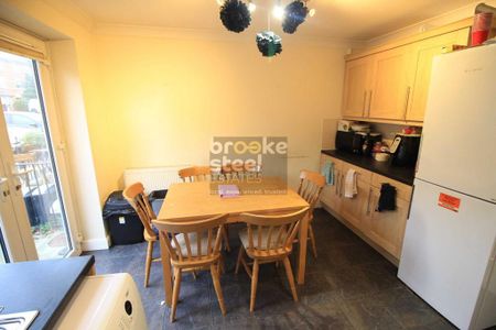 4 bedroom townhouse to rent - Photo 3