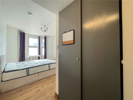 Well presented studio apartment to rent within walking distance of the Beehive and City centre. Electric Heating. Local amenities close by. Furnished. - Photo 4