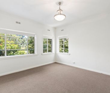 Art deco apartment with park views – 6 Month Lease - Photo 2