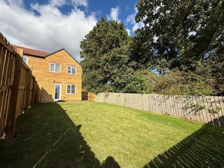 3 bedroom semi-detached house to rent - Photo 3