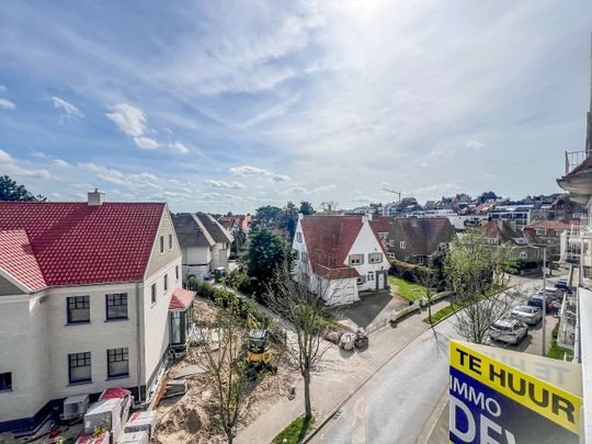 Prachtig gerenoveerd duplexappartement met groot zonneterras en open zicht, gelegen vlakbij de Zoutelaan en de Dumortierlaan. Garage mogelijk. - Photo 1