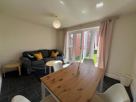 4 bedroom semi-detached house to rent - Photo 3