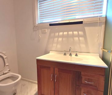 Large 4 Bedroom Home - Gardening Included!! - Photo 5